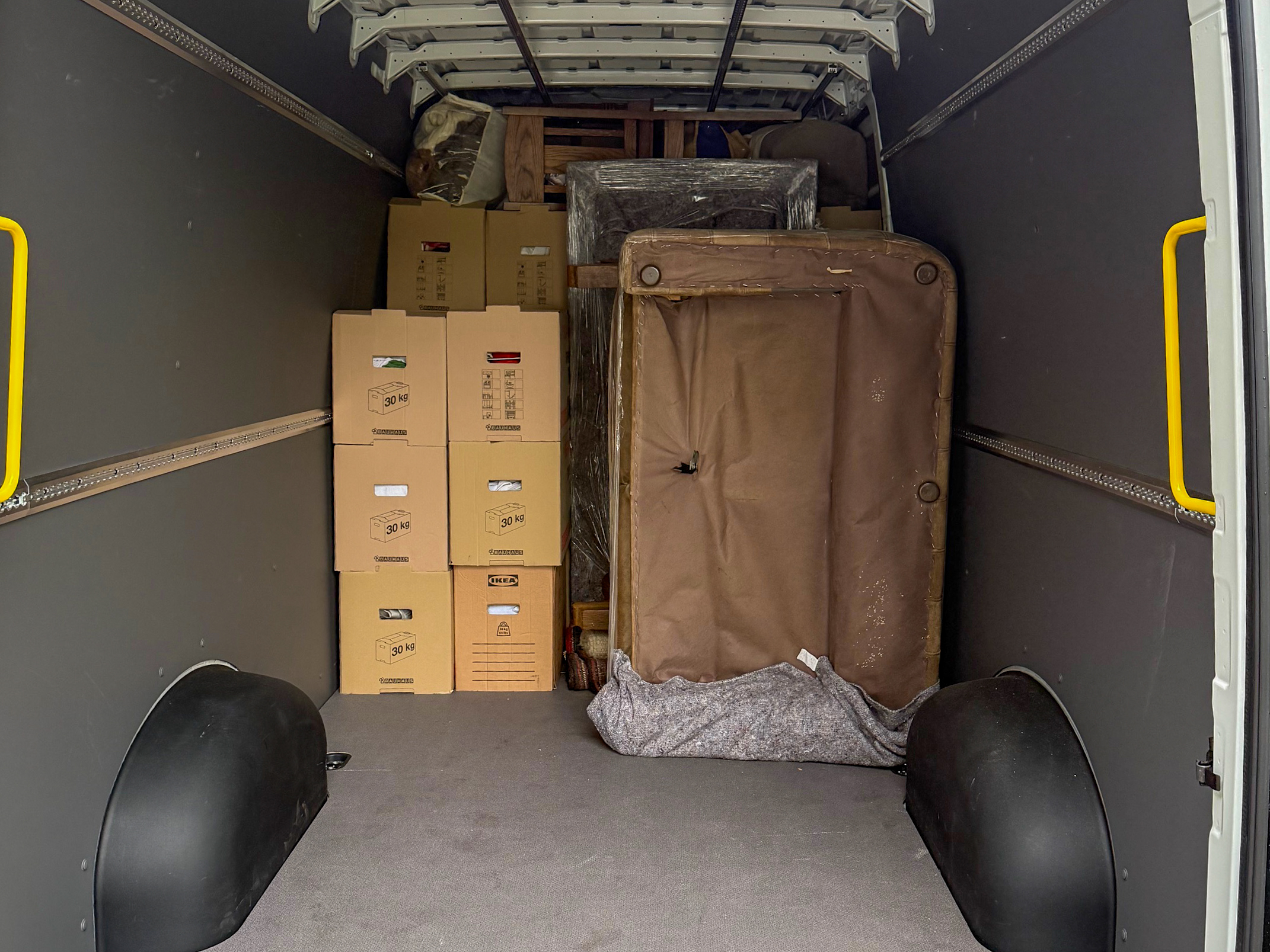 Umzugskartons und Möbel sicher verstaut im Transporter – Umzugsunternehmen Lübeck