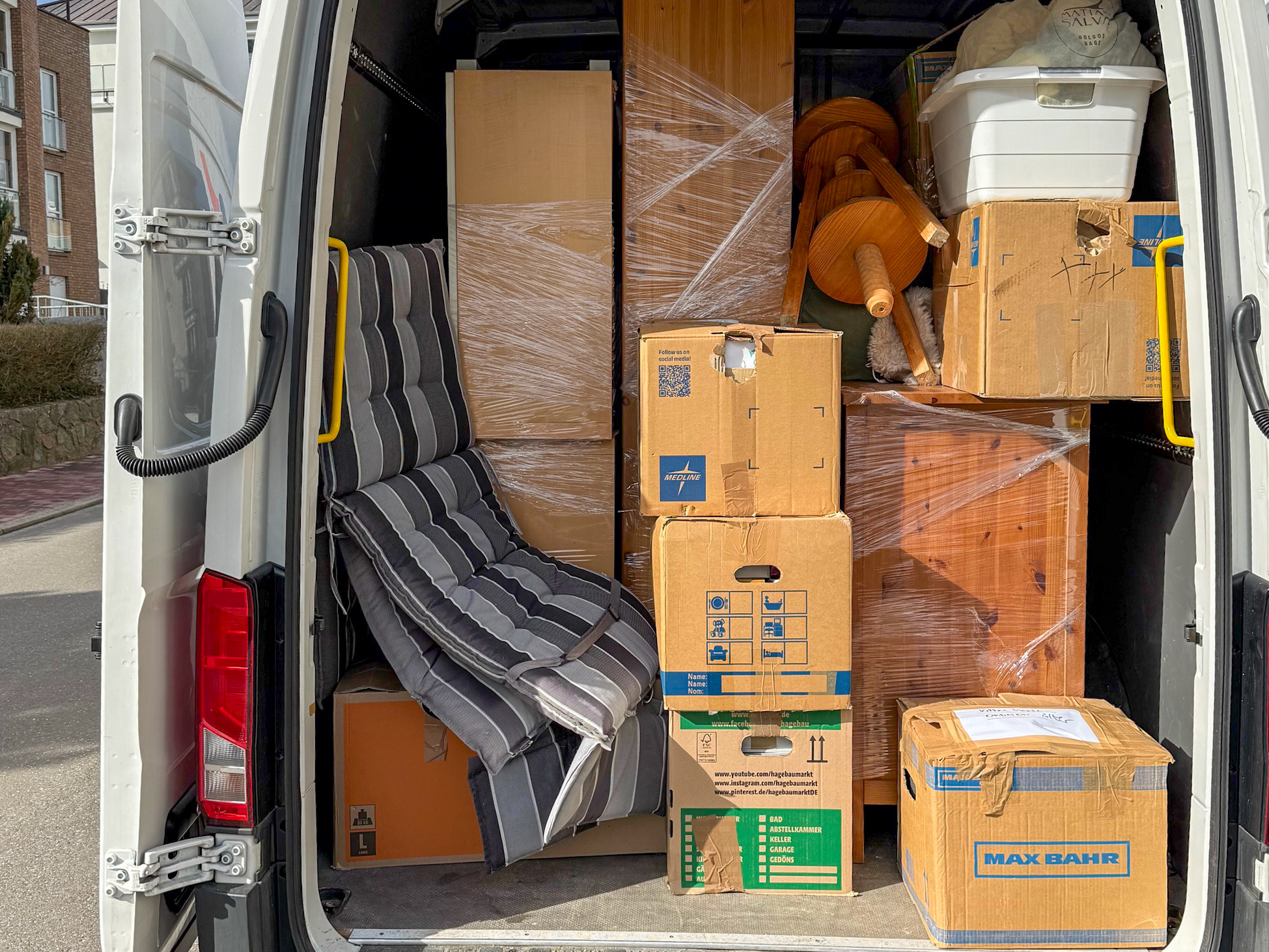 Umzugswagen beladen mit verpackten Möbeln und Umzugskartons – Hansekraft Umzüge Lübeck